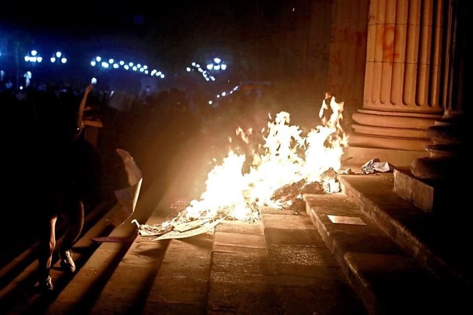 Un grupo de manifestantes quemaron algunas pancartas afuera del Palacio de Gobierno.