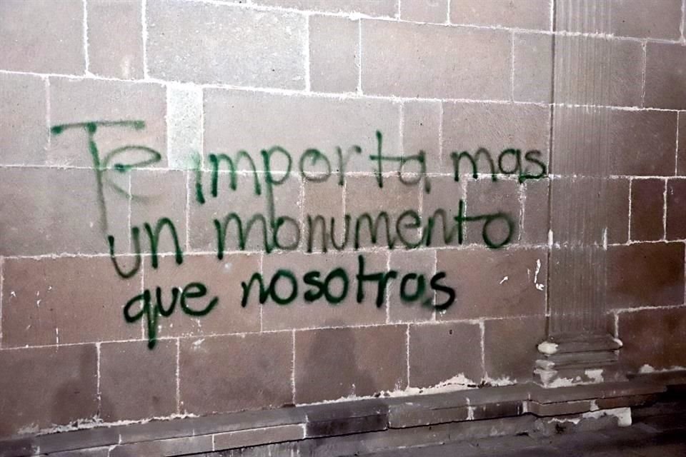 Hubo pintas y destrozos<br>en distintos edificios, además de incendiar la puerta del Palacio de Gobierno.