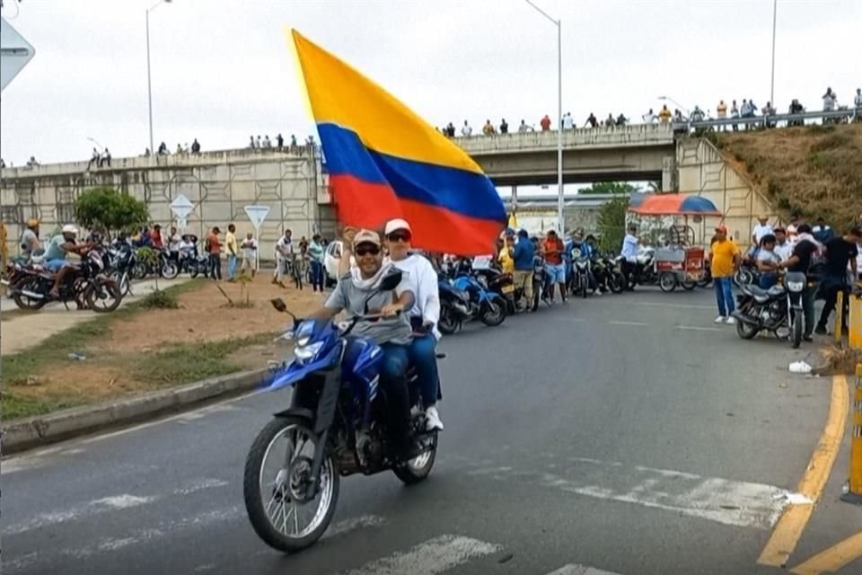 Trabajadores de minas colocaron barricadas en carreteras y amedrentan a la población local.