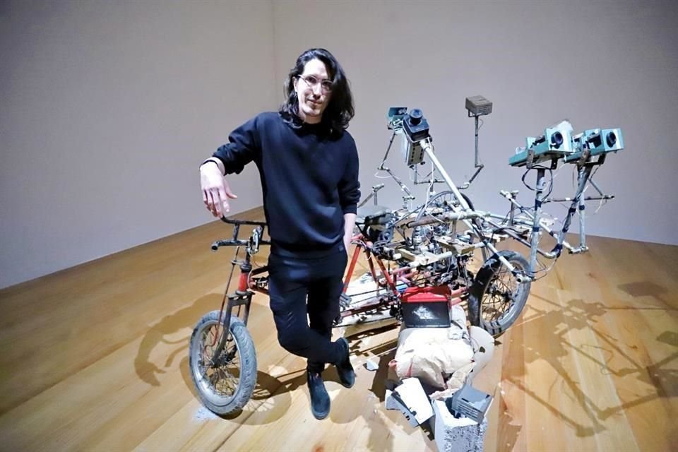 'NYX', obra del cubano Milton Raggi, está compuesta por dispositivos electrónicos de la ex URSS, Estados Unidos y China.