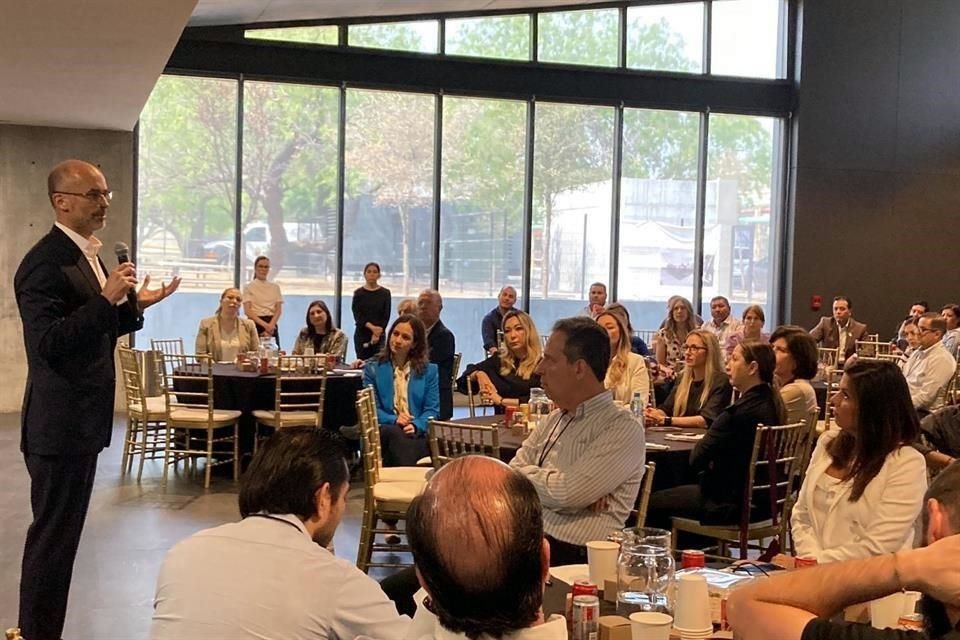 El Alcalde de San Pedro anuncia a comerciantes del Centrito Valle la ampliación de horarios de trabajo y revela nuevas aperturas para mayo.