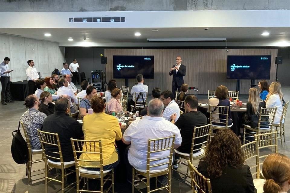 El Alcalde de San Pedro anuncia a comerciantes del Centrito Valle la ampliación de horarios de trabajo y revela nuevas aperturas para mayo.