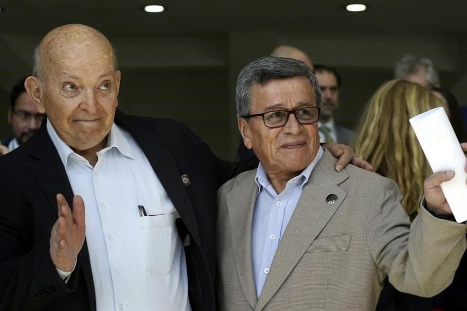 José Otty Patiño, jefe negociador del gobierno colombiano, a la izquierda, y Pablo Beltrán, comandante y jefe negociador del ELN.