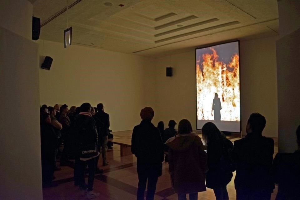 El público observa el metraje 'Fire Woman', en el que Bill Viola recurre al fuego de nueva cuenta.