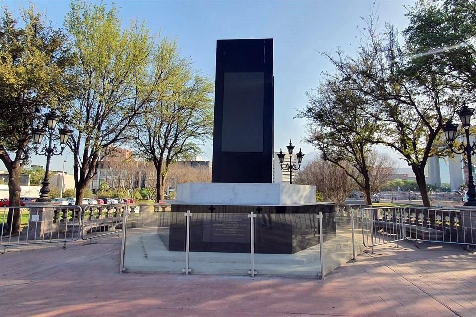 El memorial se ubica en la Plaza Gastronómica, en la Macroplaza.