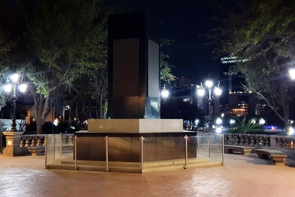 El memorial se ubica en la Plaza Gastronómica, en la Macroplaza.
