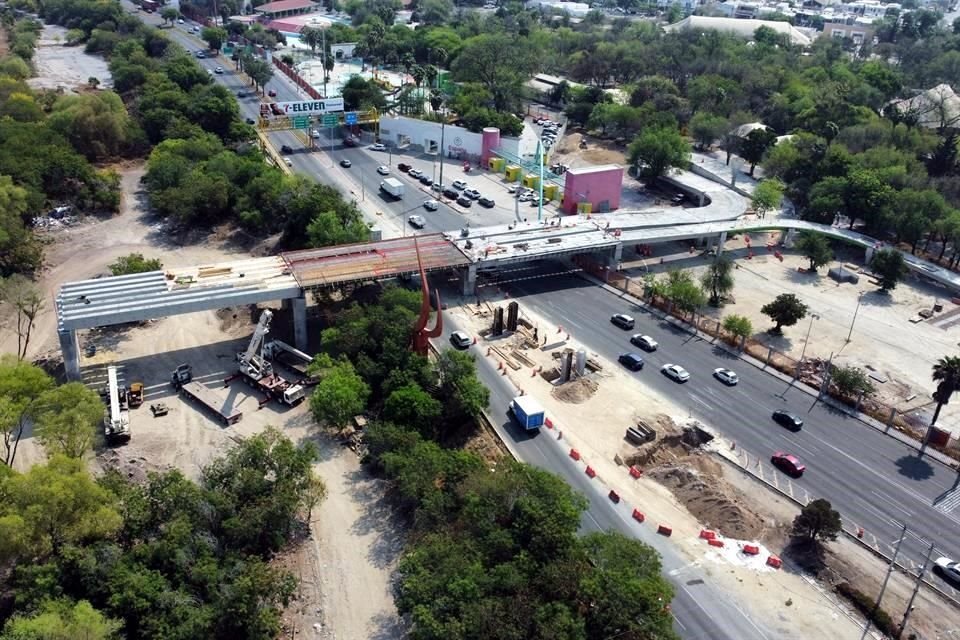 Tras acabar las columnas, las cuadrillas trabajan en el vaciado de la plancha de concreto que atravesará el Río Santa Catarina.