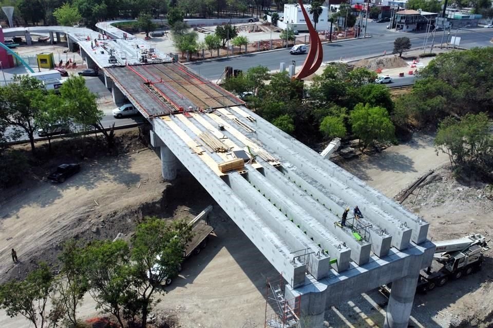 El otro puente que está en construcción, que conectará a los parques Fundidora y España, suma un 78 por ciento de avance, informó ayer el Municipio de Monterrey.