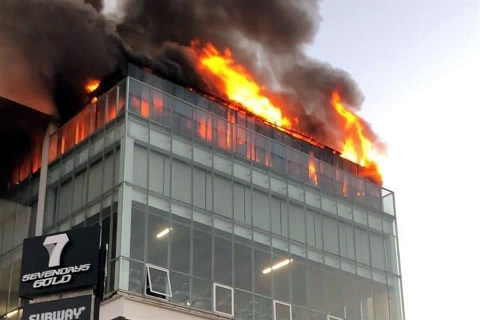 Los centros nocturnos fueron incendiados entre las 6:00 y 6:30 horas del sábado. 