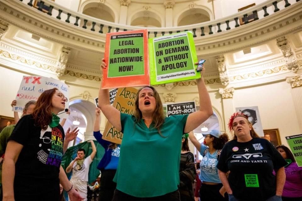 Activistas en Austin, Texas, realizan una manifestación por el derecho al aborto en el Capitolio del estado, en el Día Internacional de la Mujer.