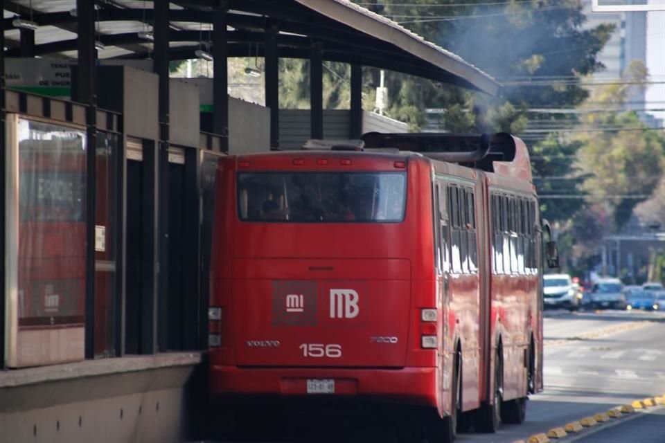 En la Línea 3 del Metrobús, persiste la presencia de unidades diesel, pese a que las autoridades aseguraron que sería 100 por ciento eléctrica.