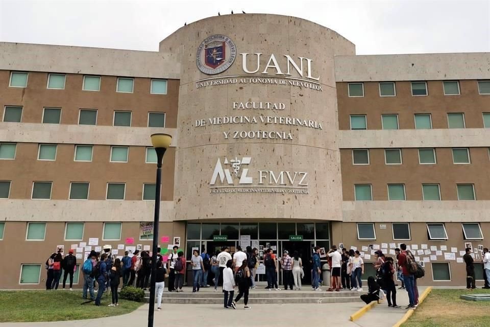 Estudiantes e la Facultad de Medicina Veterinaria y Zootecnia de la UANL colocan pancartas para exhibir a acosadores de la comunidad.