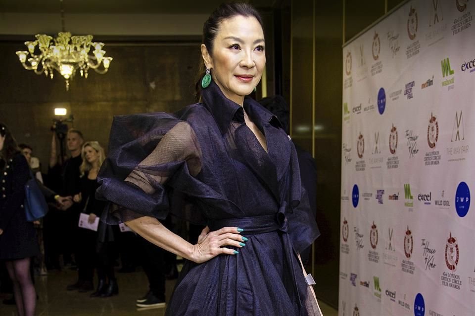 La actriz Michelle Yeoh está emocionada por su conquista de Hollywood, y espera ayudar a abrir más puertas a las mujeres en la industria.