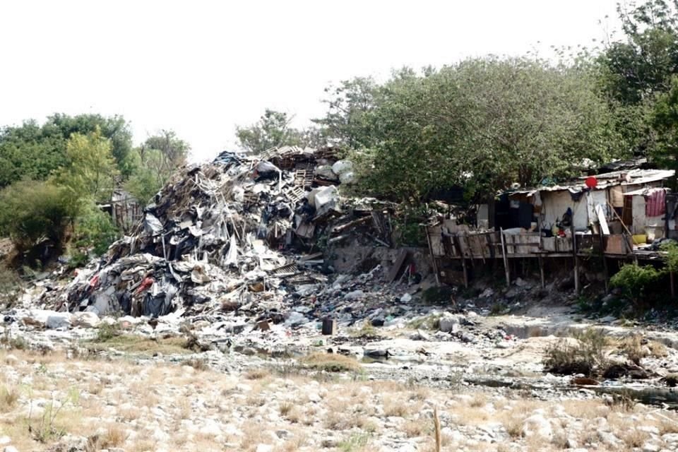 A la altura de la calle Del Palmar, en la Colonia La Alianza, el cauce del río se redujo de 68 a 12 metros por la acumulación de basura y escombro que invanden el lecho del Río Pesquería.