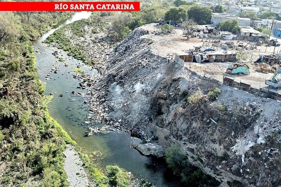 En el Río Santa Catarina, el tiradero a la altura de Las Sabinitas, en Guadalupe, lleva décadas recibiendo desechos en el margen norte del cauce.