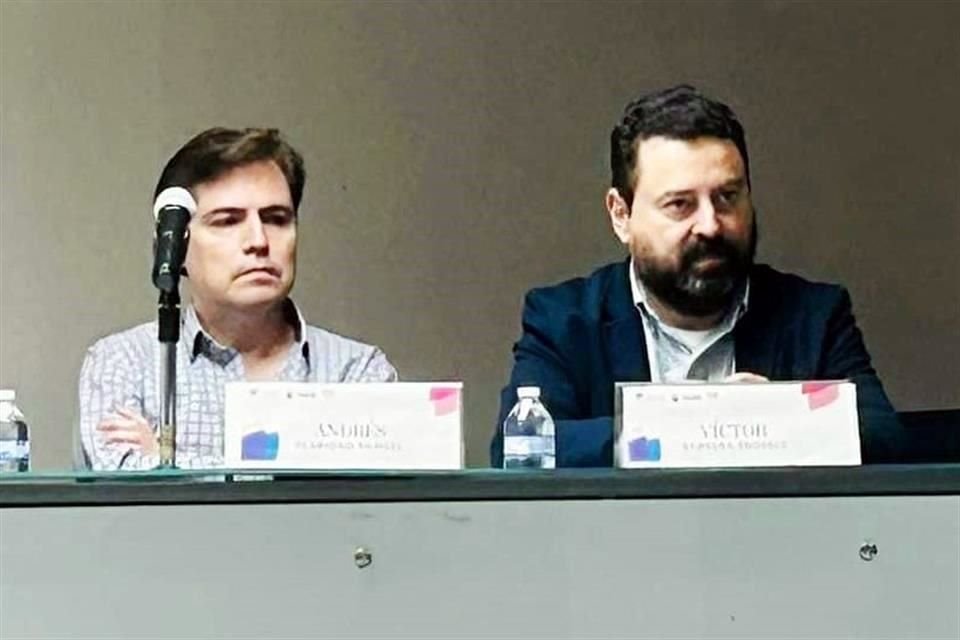 El nieto del humanista, Andrés Clariond Rangel (izq.), y el director de la Capilla Alfonsina, Víctor Barrera Enderle, hablaron de la sencillez y pensamiento del escritor.