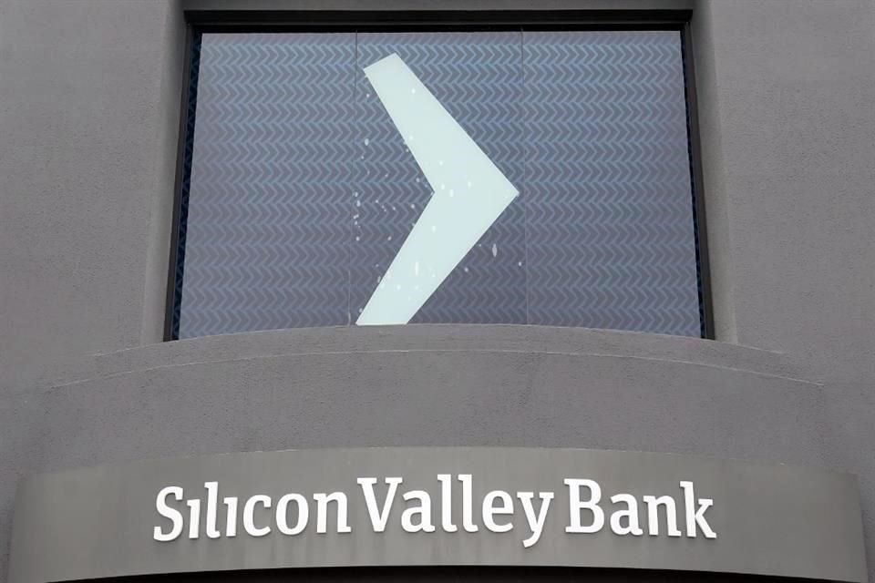 El Silicon Valley Bank, que trabaja con el sector tecnológico desde la década de 1980, quedó sorpresivamente escaso de liquidez.