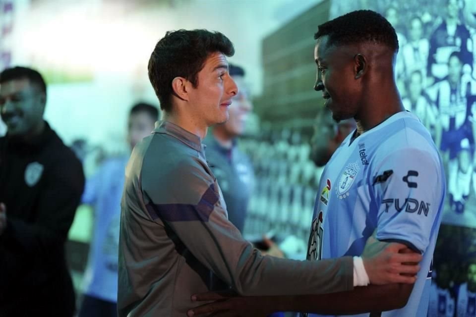 Stefan Medina y Oscar Murillo, seleccionados colombianos, se saludaron antes del encuentro.