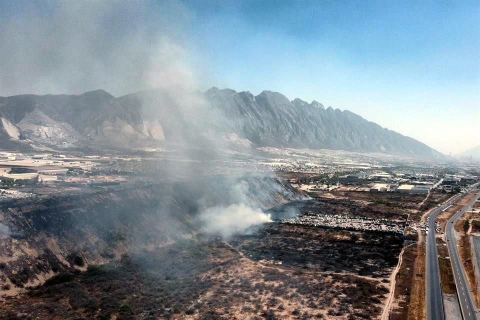 El humo del incendio en un corralón, en Santa Catarina, afectó la calidad del aire en la Ciudad.