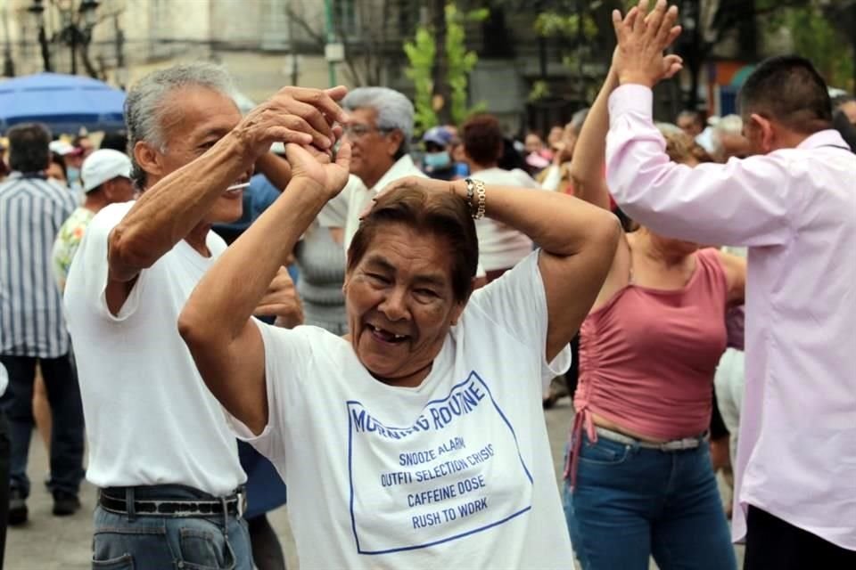 Adultos mayores se manifestaron al ritmo de música tropical en contra de la Alcaldesa Sandra Cuevas y prohibición del baile en ese espacio.