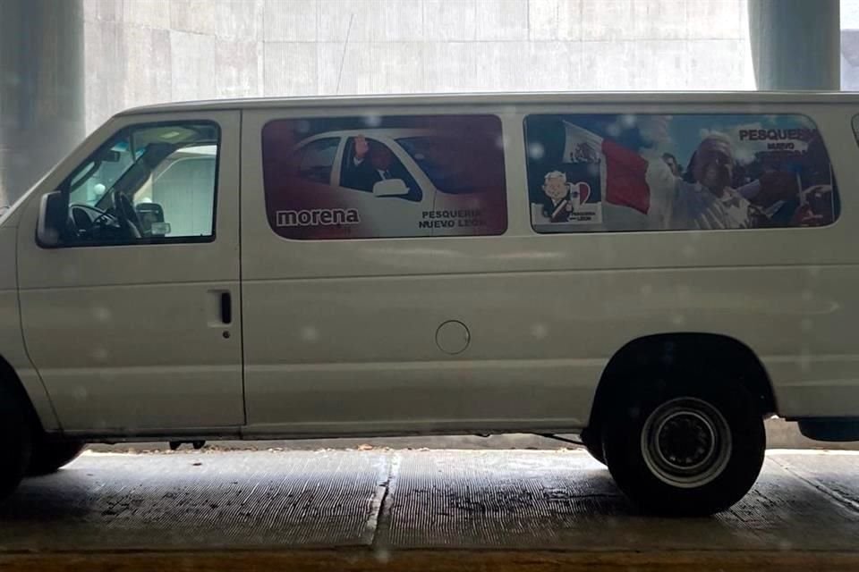 La camioneta con imágenes de AMLO y Morena estaba estacionada frente al Congreso, en la calle Zaragoza.