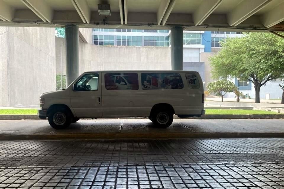La camioneta con imágenes de AMLO y Morena estaba estacionada frente al Congreso, en la calle Zaragoza.