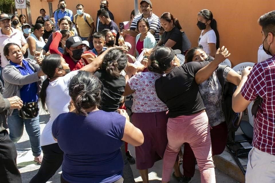 Mujeres se lían a golpes y empujones afuera del plantel escolar.