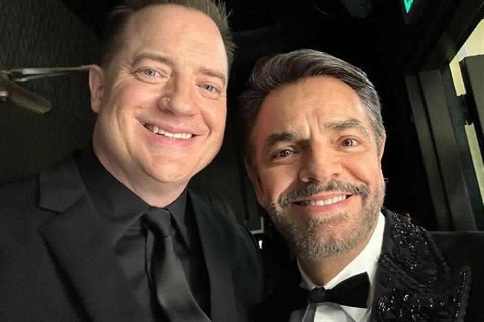 Eugenio Derbez le aplaudió a Brendan Fraser y convivió con Antonio Banderas en la gala de los Óscar 2023.