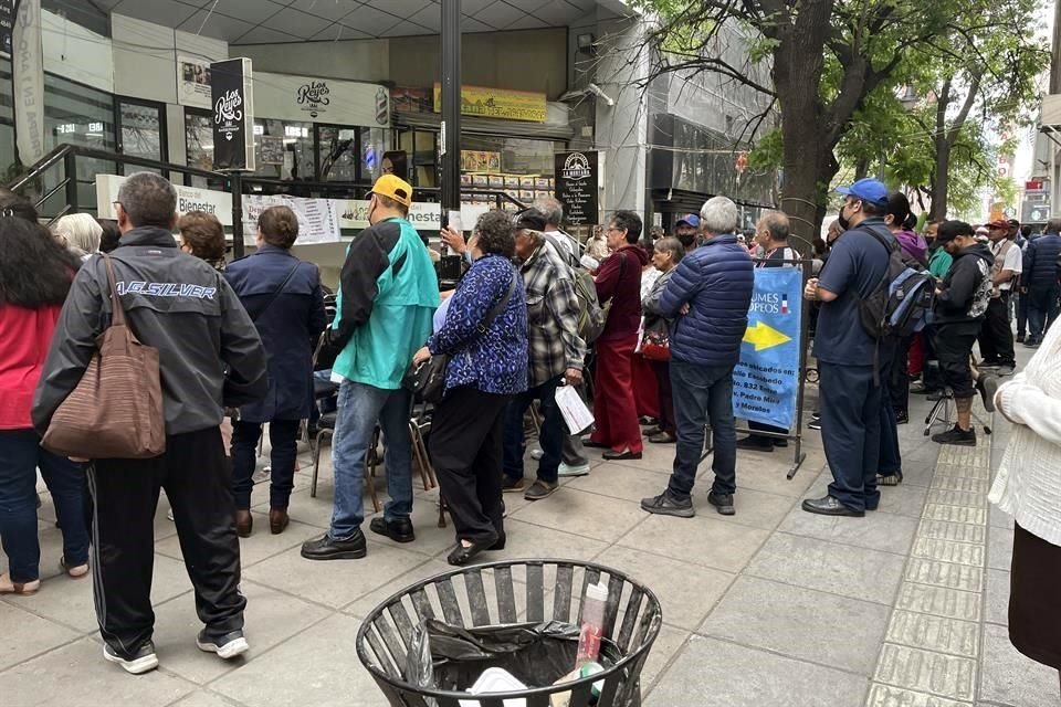 Los adultos mayores esperaron por horas en la sucursal del Banco del Bienestar en el Centro de Monterrey.