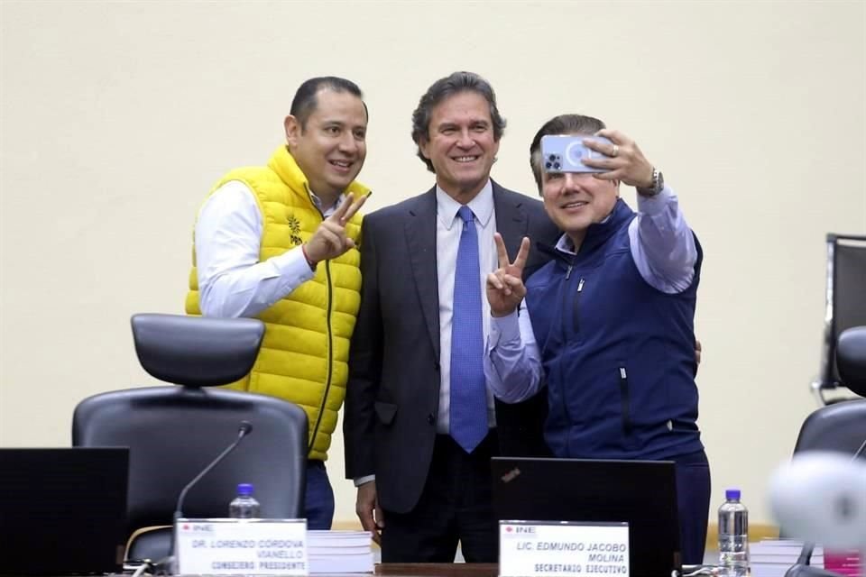 Los representantes del PRD, Ángel Ávila, y del PAN, Víctor Hugo Sondón, celebraron el regreso de Edmundo Jacobo Molina al INE.