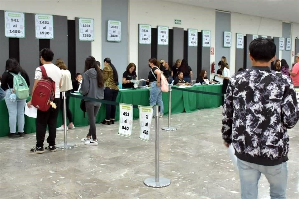 Estudiantes de Apodaca recibieron becas por promedio.
