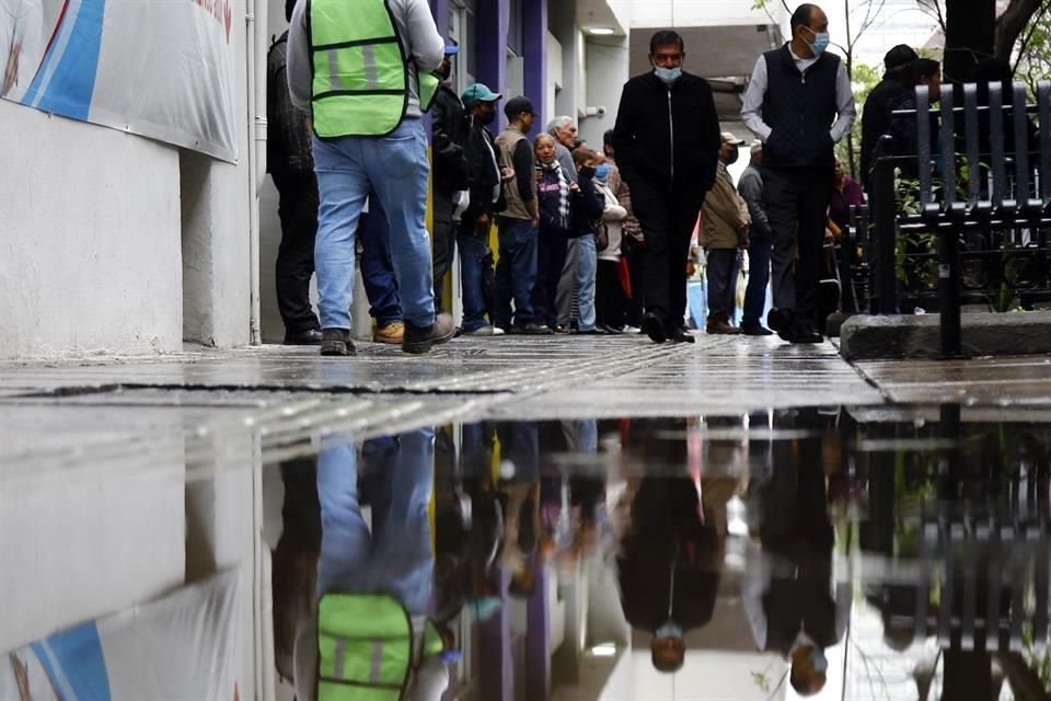 Una lluvia ligera cayó en varios puntos de la Ciudad, sin ser significativa.