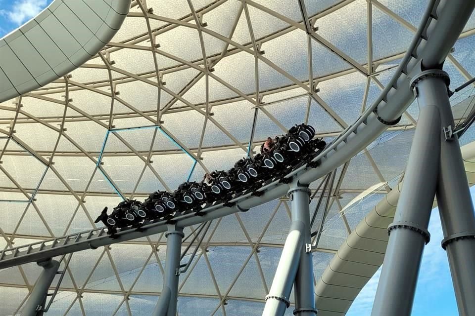 Se trata de la montaña rusa más rápida de cualquier parque de Disney, junto a su atracción gemela, que se encuentra en Disneyland Shanghái.