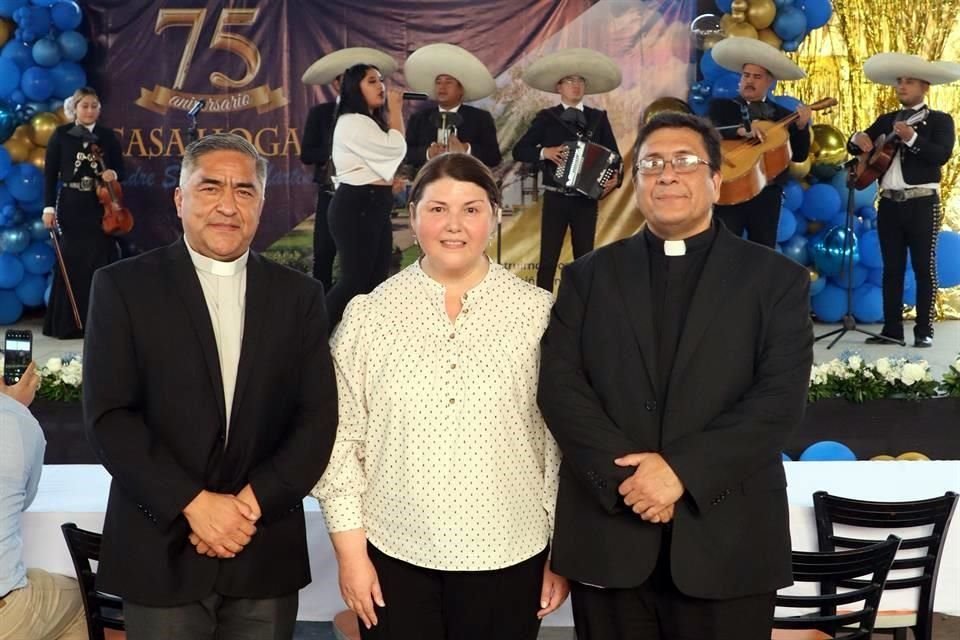 Padre Guadalupe Rayas y Mónica Obregón Domínguez, director general y coordinadora de la Casa Hogar, con el Padre Luis Gerardo Sánchez Ponce, Superior general de los misioneros de la Natividad de María