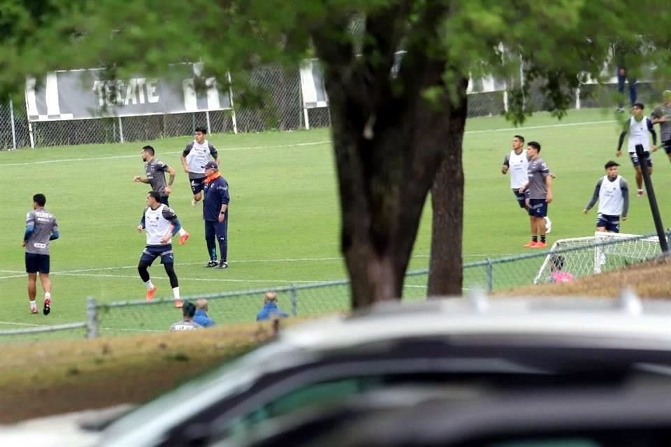 Los Rayados entrenaron hoy a puerta cerrada en El Barrial.