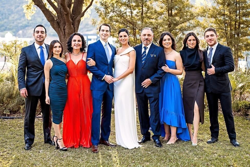 César Isassi, Bárbara Carrillo, Rocío González Calderón, los novios, César Isassi, Rocío Isassi, Marifer Rochín y Eugenio Isassi