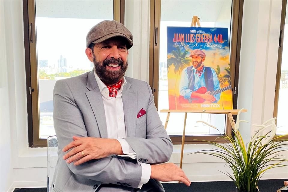 Juan Luis Guerra posa en la rueda de prensa 'Entre el mar y las palmeras', un documental sobre su vida.