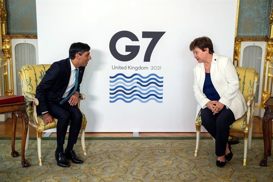 Rishi Sunak (izquierda), Ministro de Finanzas británico, y Kristalina Georgieva (derecha), directora del FMI.