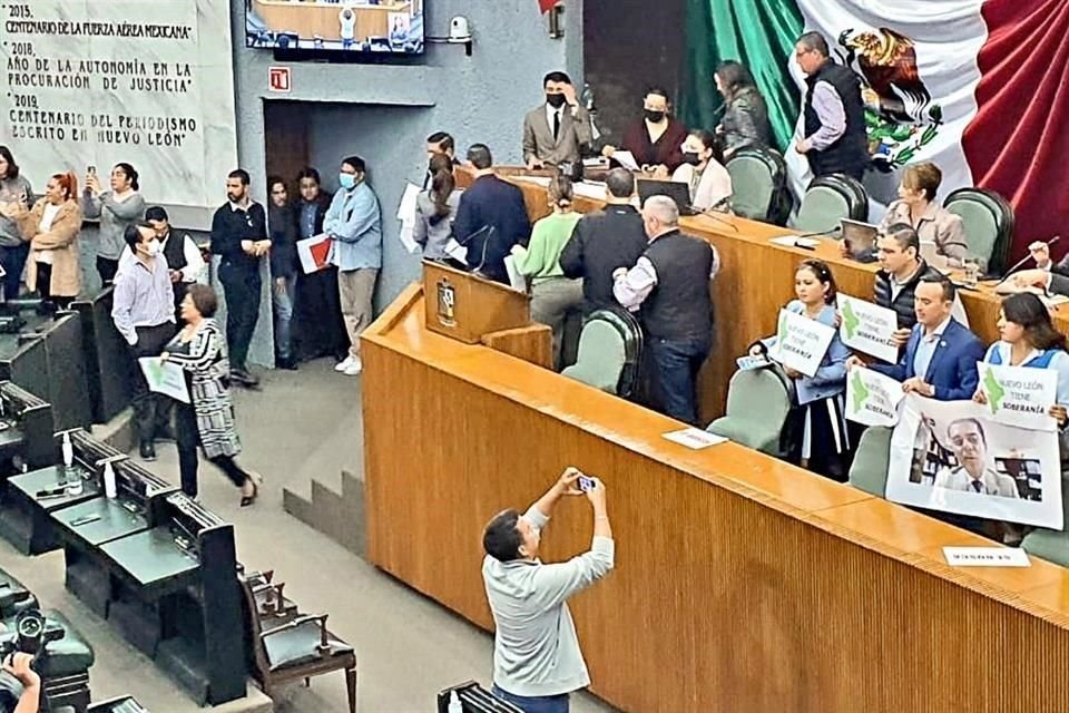 Antes de cerrar la sesión, Diputados del PRI y del PAN mostraron pancartas con la leyenda 'Nuevo León tiene soberanía' y con la foto del juez que otorgó el amparo al Gobernador.