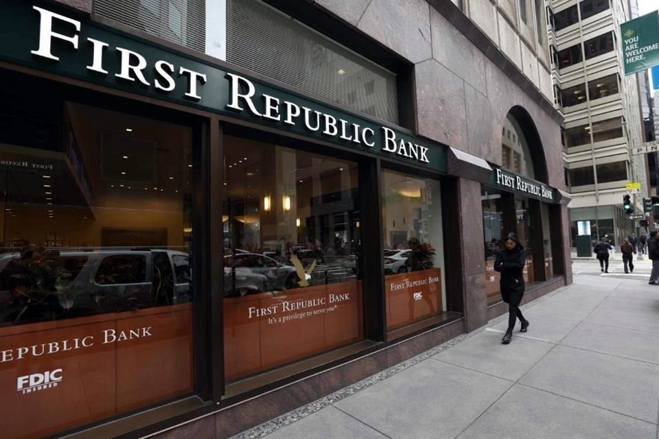 First Republic Bank, con sede en San Francisco, está explorando opciones estratégicas, incluida la venta, y se espera que atraiga el interés de grandes rivales, según informó Bloomberg a última hora del miércoles.