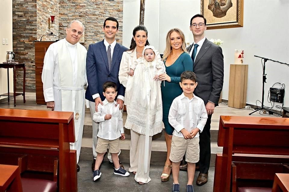 Padre Santiago Pérez Santana, Marcelo Marcos, Cecilia Osorio de Marcos con el bautizado, Bibiana Cárdenas de Páez, Gabriel Paéz, Emilio Marcos y Mateo Marcos
