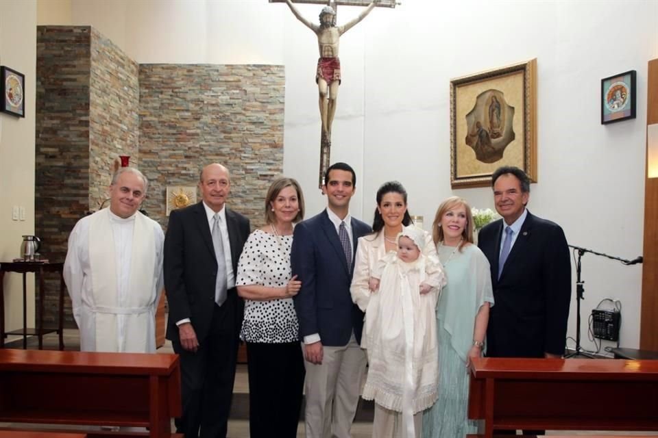 Padre Santiago Pérez Santana, Enrique Osorio, Consuelo Fernández de Osorio, Marcelo Marcos, Cecilia Osorio de Marcos con el bautizado, Patricia Rodríguez de Marcos y Juan Marcos