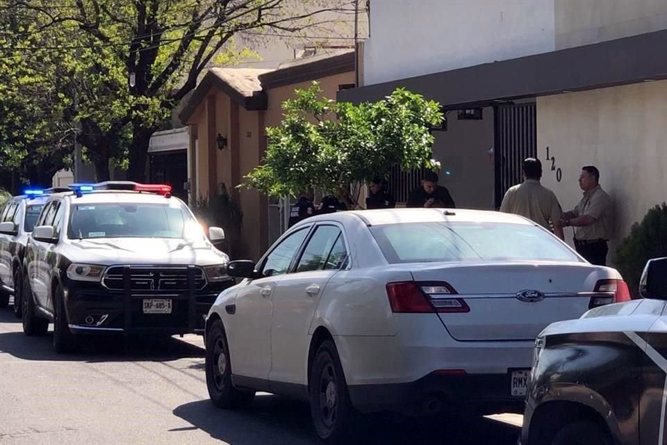 Agentes ministeriales inspeccionan residencia en la Colonia del Valle, sector Fátima, en San Pedro, tras el robo de una camioneta.