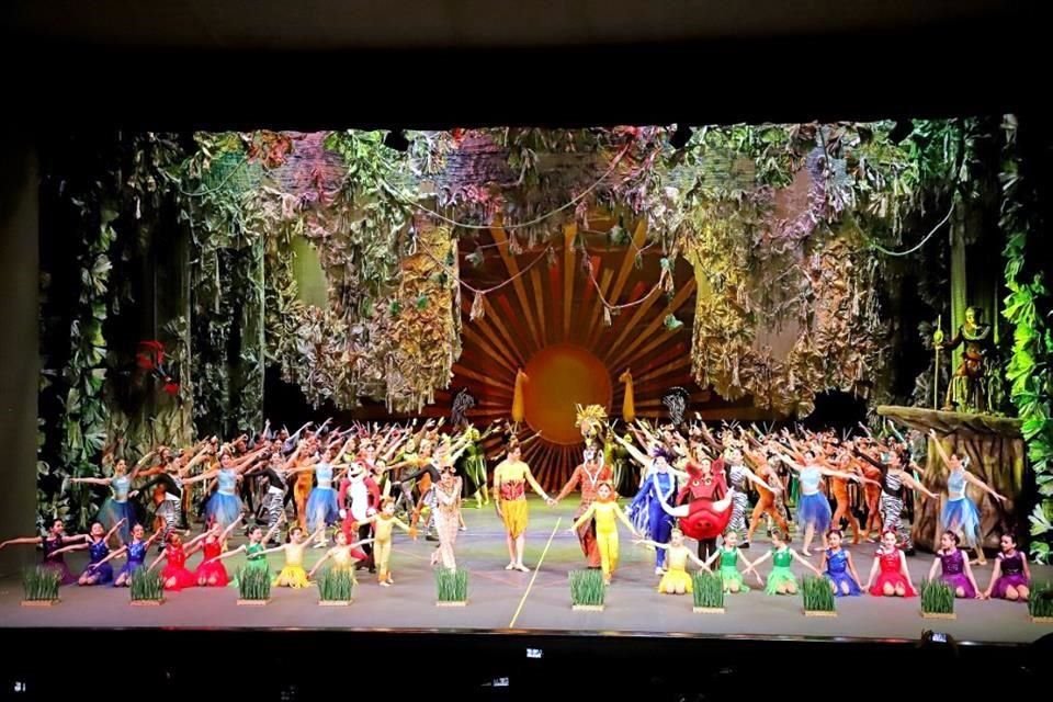 Las alumnas de Estudio de Danza Maries presentaron su cuento de ballet con fragmentos de 'El Rey León', en el que dan muestra de su talento y calidad dancística