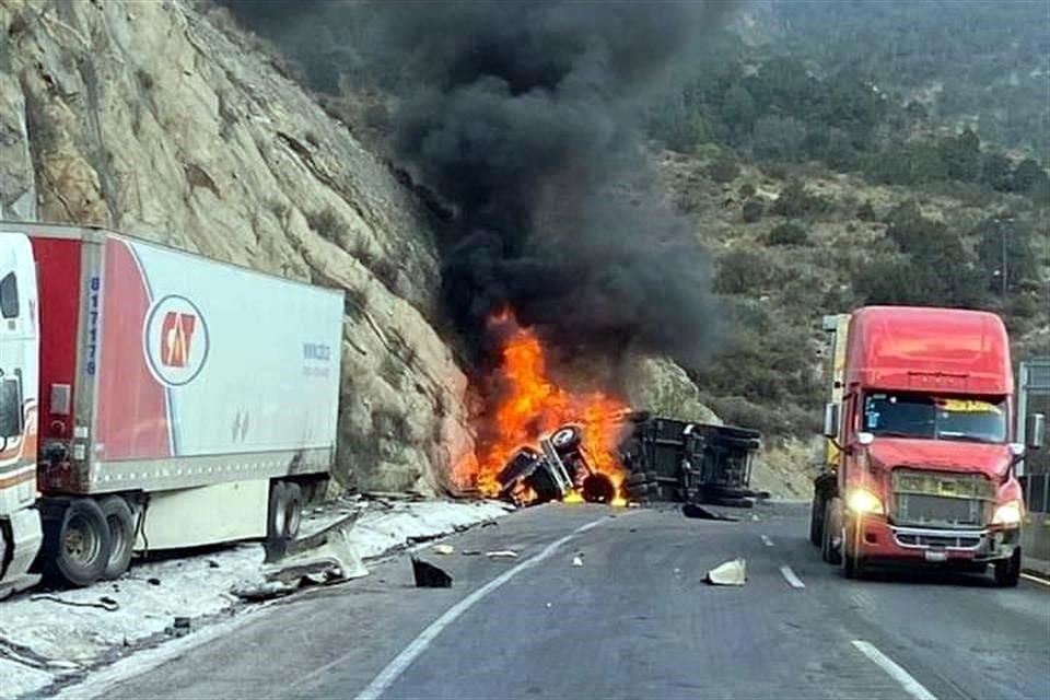 Dos tráileres chocaron y uno de ellos se incendió, lo que provocó el cierre de la Carretera 57 por más de 11 horas.