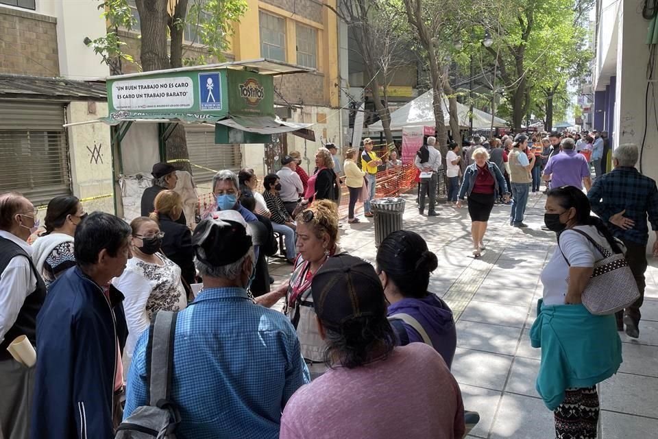 Las filas de más de 250 personas mayores crecieron hasta la calle Morelos, en el Centro.