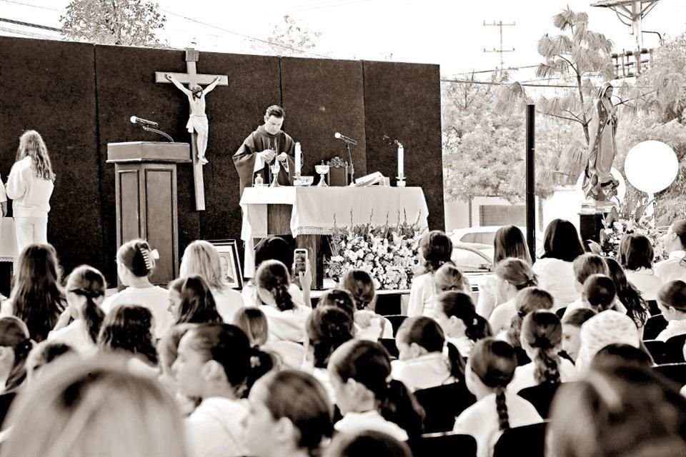 Alumnas, padres de familia, maestras y personal administrativo del Cecvac participaron en la misa oficiada en su honor, la mañana del martes 14 de marzo.