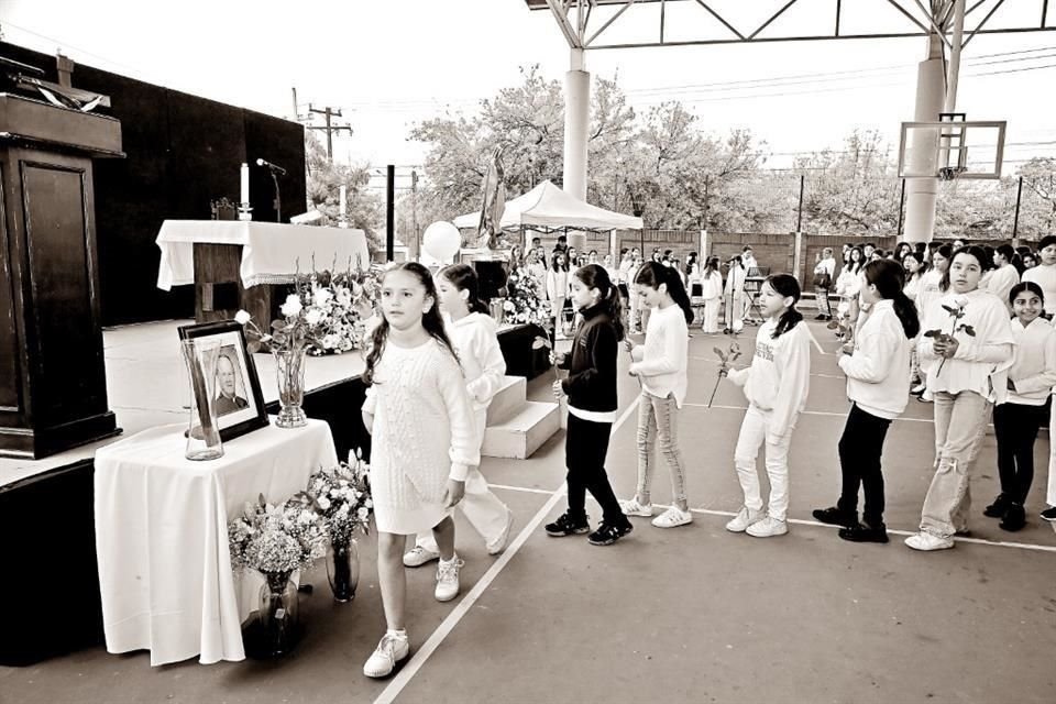 Las alumnas ofrecieron unas flores al Padre Peter Coates, LC., al finalizar la misa oficiada en las del Cecvac, la mañana del martes 14 de marzo.