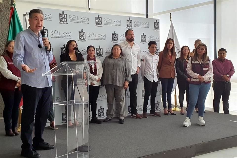 Waldo Fernández, dirigente de la bancada estatal e integrantes de Morena.