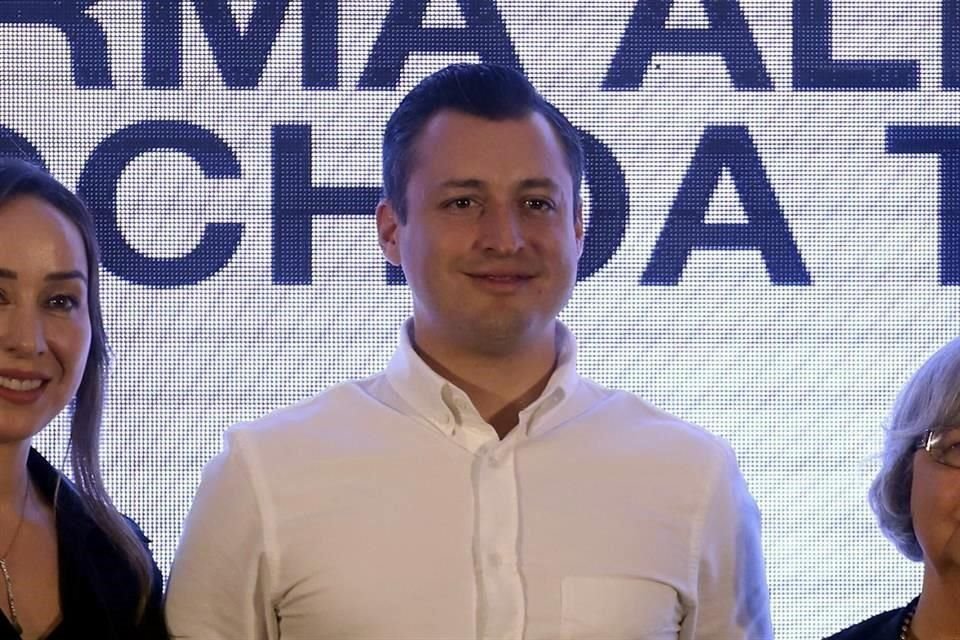 El Alcalde de Monterrey, Luis Donaldo Colosio, encabezó un evento de reconocimientos a mujeres.